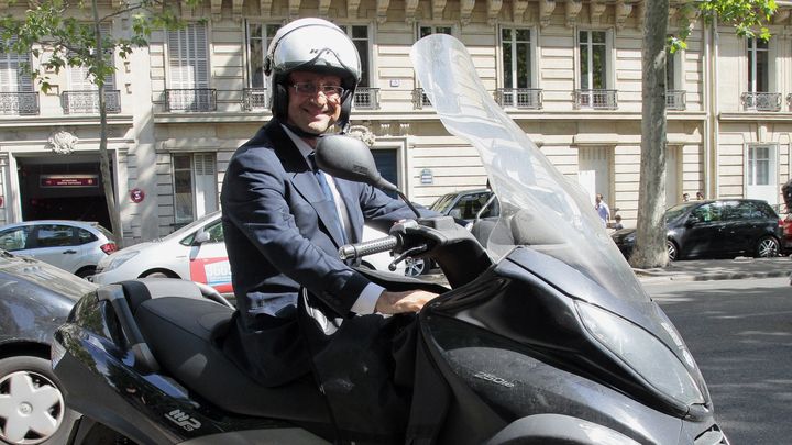 image de françois hollande sur son scooter