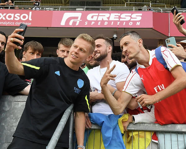 image Oleksandr Zinchenko avec des supporters d'Arsenal