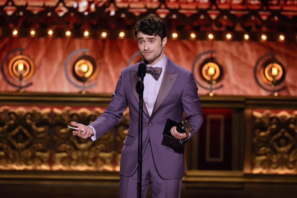 image de Daniel Radcliffe  qui prononce son discours aux Tony Awards