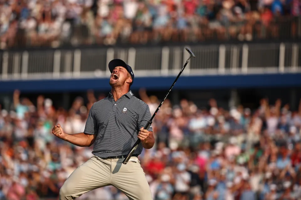 image de DeChambeau qui célèbre sa victoire