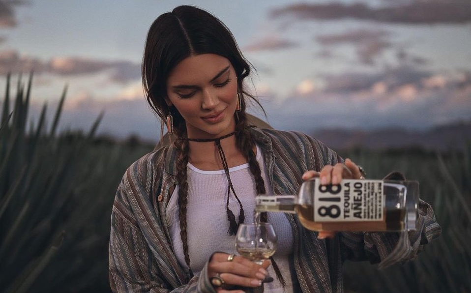 image de Kendall Jenner et une bouteille de sa marque 818 Tequila