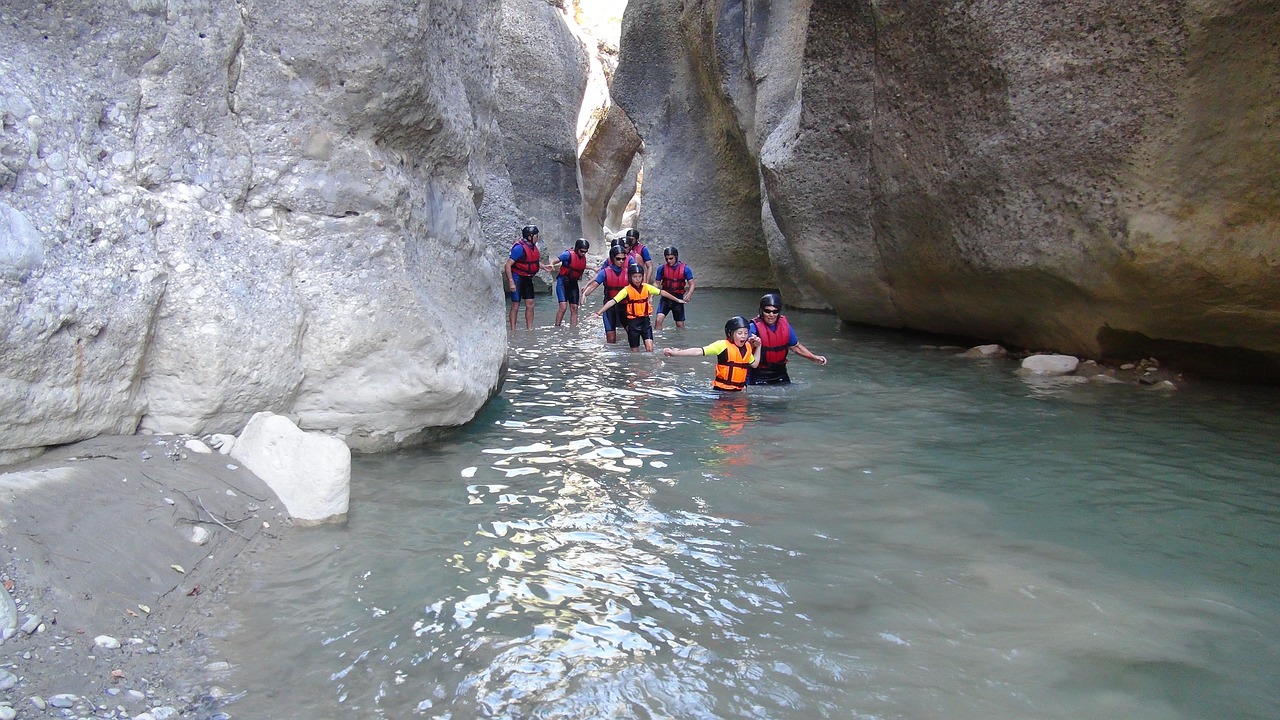 Les bienfaits du canyoning pour les enfants : confiance, agilité et nature